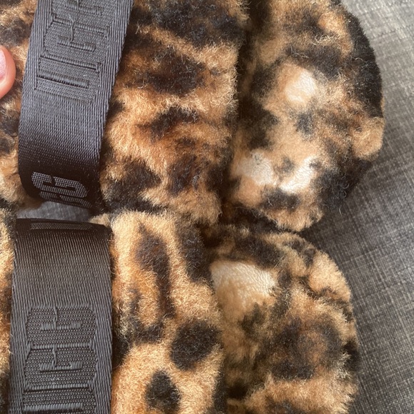 🐆UGG Fluffita Panther Print Slides Slippers - Picture 13 of 13